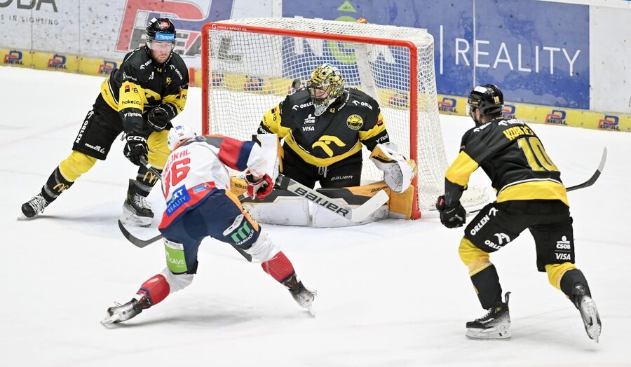 Pardubický Jiří Smejkal před golmanem Vervy Matějem Tomkem